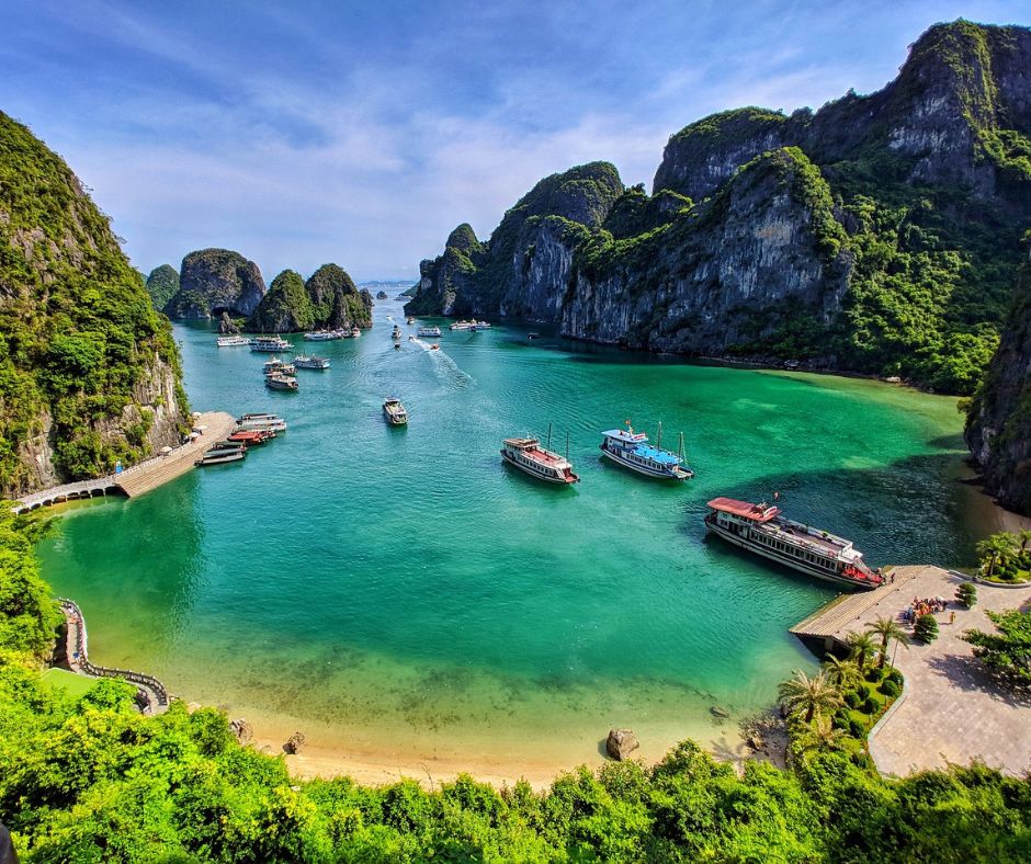 Private transfer from Hanoi to Halong by car